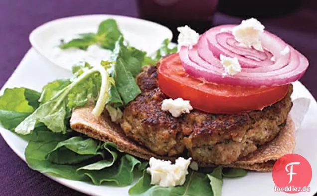 Griechischer Burger mit Rucola, Tomaten und Feta