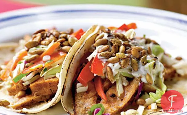 Schweinefleisch Tacos mit Slaw und würzigen Pepitas