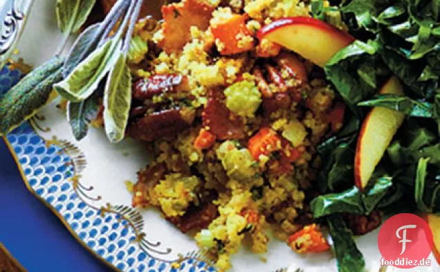 Maisbrotdressing mit geräuchertem Speck und Pekannüssen