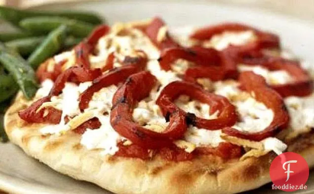 Gegrillte Pizza mit geräuchertem Tofu und gerösteten Paprika