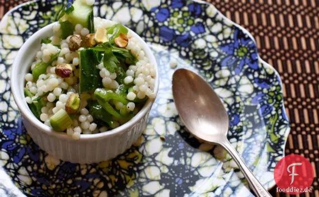 Grüner israelischer Couscous-Salat