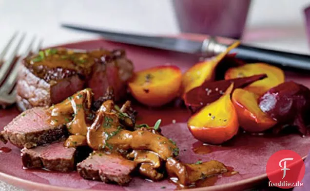 Sumach-bestäubter Bison mit Pfifferlingssauce und Rüben