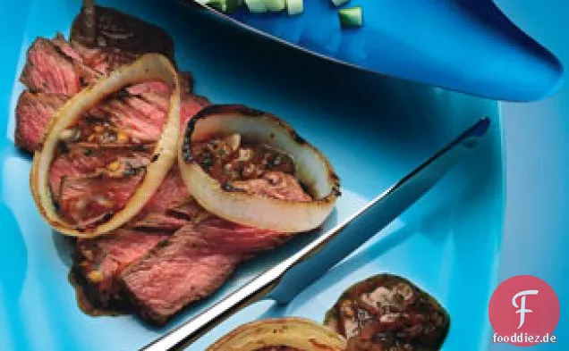 Grasgefüttertes Strip-Steak mit würziger Hoisin-Sauce und Gurkengenuss