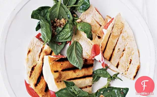 Tomaten-Mozzarella-Quesadillas mit Basilikum