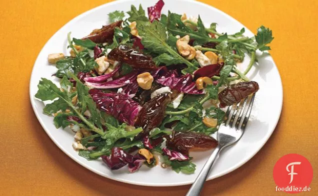 Radicchio-Rucola-Salat mit Datteln, Haselnüssen und Feta