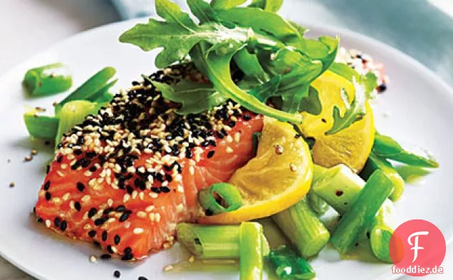 Sesamlachs mit Frühlingszwiebeln und Zitrone