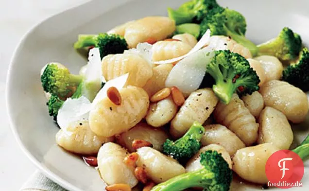 Gebräunte Buttergnocchi mit Brokkoli und Nüssen