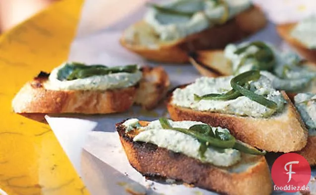 Crostini mit Feta-Chile-Aufstrich