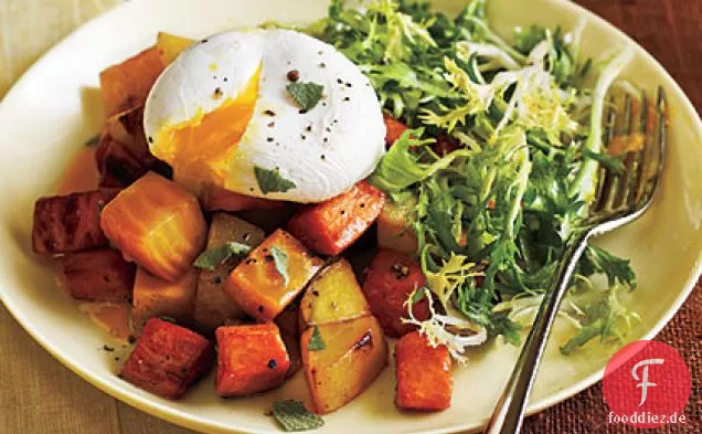Zwei Kartoffel-Rüben-Hash mit pochierten Eiern und Gemüse
