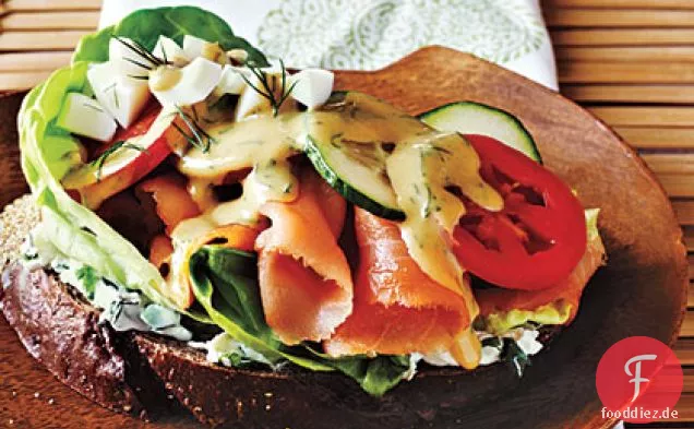 Räucherlachs-Sandwich mit offenem Gesicht