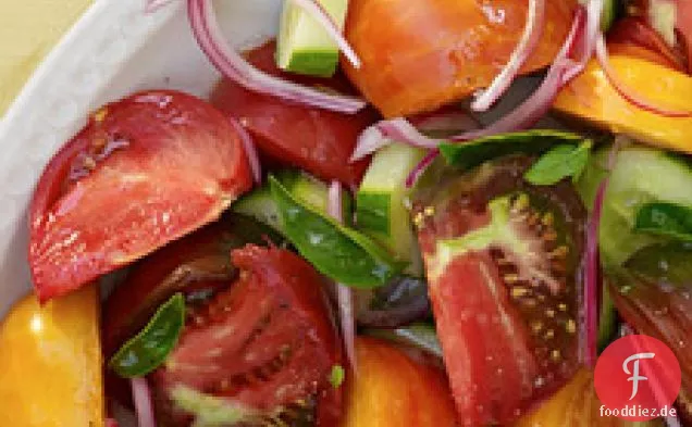 Tomaten-, Gurken- und eingelegter Zwiebelsalat