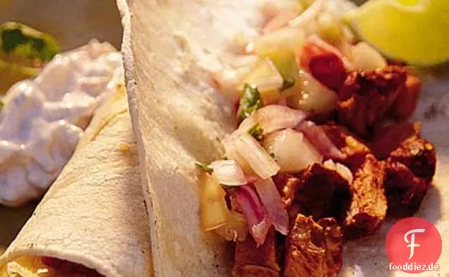 Adobo Gegrillte Schweinefleisch-Tacos mit Gurken-Rettich-Salsa