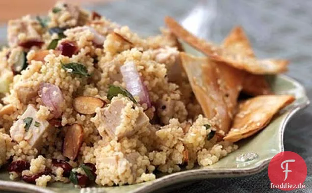Orange-duftender Couscous-Salat mit Mandeln, Koriander und Gurke