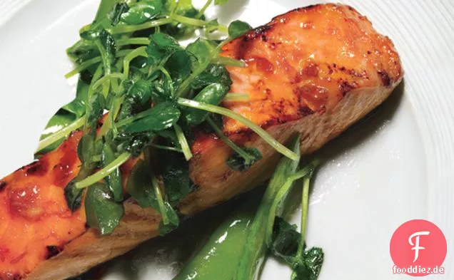 Lachs mit süßer Chiliglasur, Zucker, Erbsen und Erbsenranken