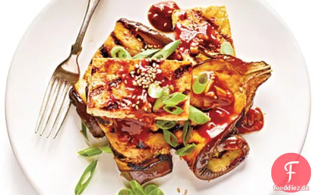 Gegrillte Auberginen-Tofu-Steaks mit klebriger Hoisin-Glasur