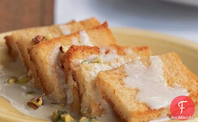 Indischer Brotpudding mit Kardamomsauce