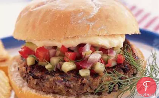 Black Bean Burger mit würzigen Gurken und Paprika Relish
