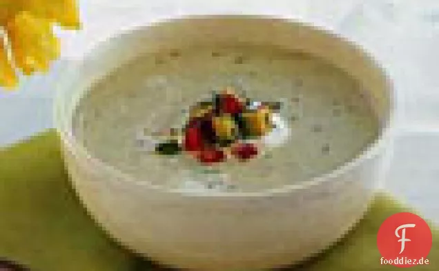 Gurken-Avocado-Suppe mit Tomaten-Basilikum-Salat