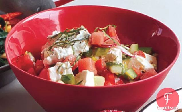 Gehackter Gemüsesalat mit Wassermelone und Feta-Käse