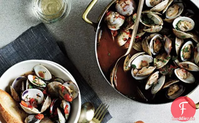 Gedämpfte Muscheln mit Weißwein und Tomaten