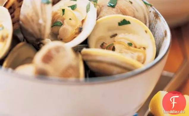 Gedämpfte Muscheln oder Muscheln in Gewürzbrühe