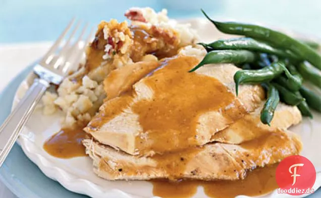 Brathähnchen mit zerschlagenen neuen Kartoffeln und Knoblauch Jus