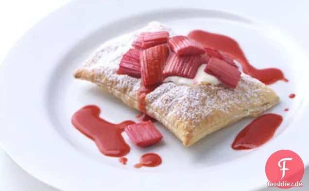 Geröstete Rhabarbertörtchen mit Erdbeersauce