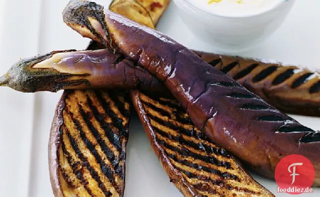 Gegrillte Auberginen mit Kreuzkümmel-Joghurt-Sauce
