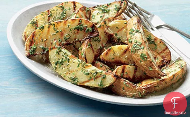 Gegrillte Kartoffelkeile mit frischen Kräutern und Butter