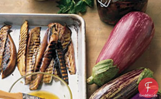Gegrillte Auberginen in Granatapfeldressing