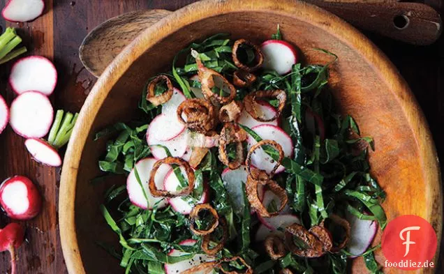 Collard Grün und Rettich Slaw mit knusprigen Schalotten