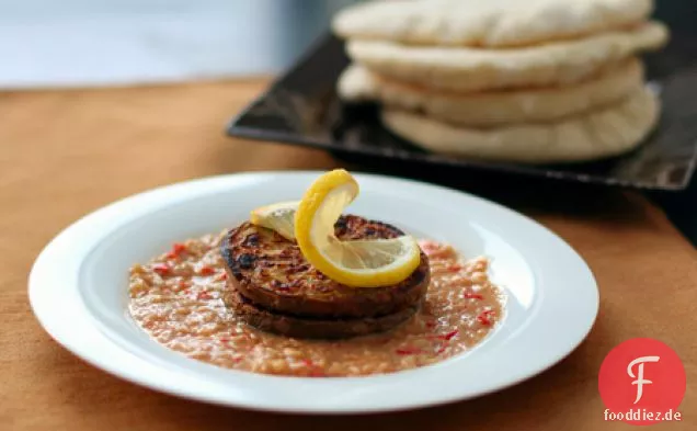 Gegrillte Auberginen nach indonesischer Art mit würziger Erdnusssauce