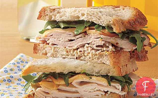 Geräucherte Gouda-, Truthahn- und Rucola-Sandwiches