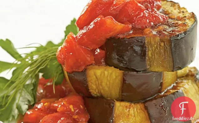 Olivenöl-geschmorte Auberginen mit frischen Tomaten und Granatapfelsauce