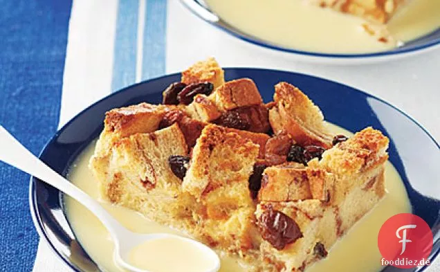 Zimt-Rosinen-Brotpudding mit Rumsauce