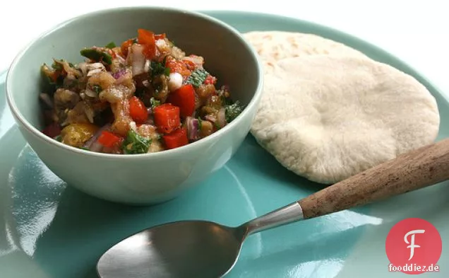 Gebrannte Aubergine mit Paprika und roten Zwiebeln