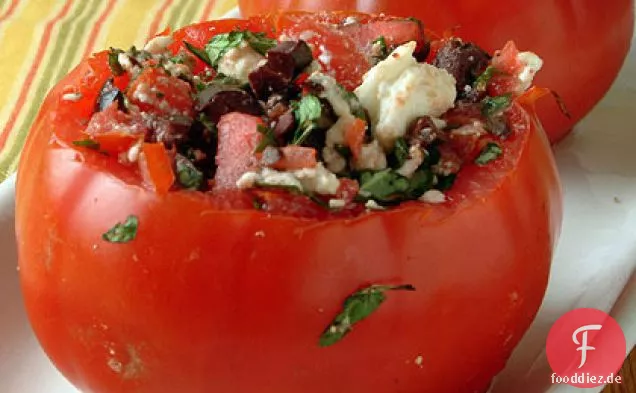 Käse und Oliven-gefüllte Tomaten
