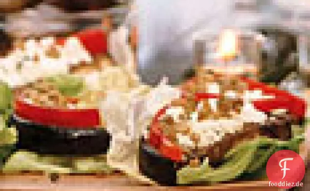 Aubergine mit Paprika, Feta und grünen Oliven