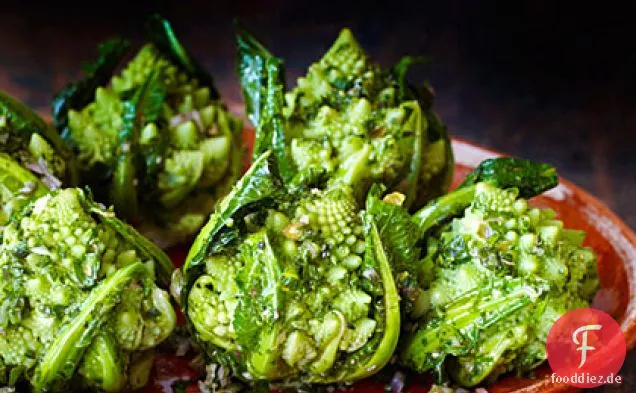 Brokkoli Romanesco mit grüner Kräutersauce