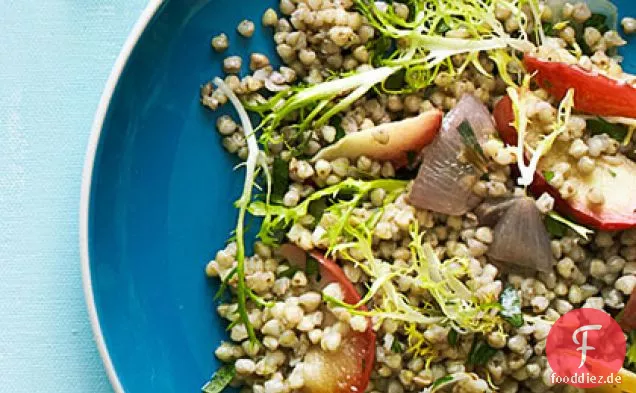 Warmer Buchweizensalat mit gerösteten Schalotten, Äpfeln und Frisée
