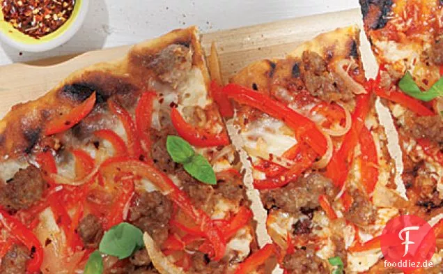 Wurst-, Pfeffer- und Zwiebelpizza