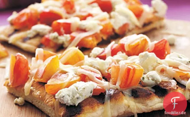 Gegrillte Erbstück Tomaten und Ziegenkäse-Pizza