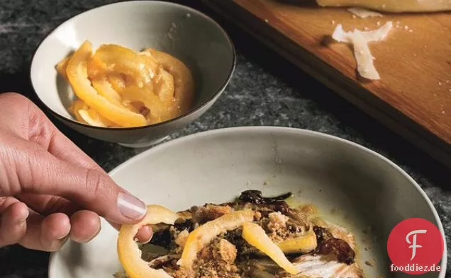 Gerösteter Radicchio mit Sardellenvinaigrette, konservierter Zitrone und Paniermehl