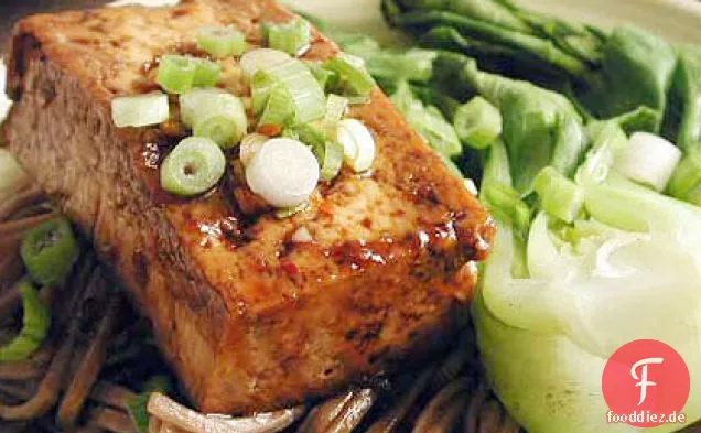 Teriyaki-Tofu-Steaks mit Soba-Nudeln