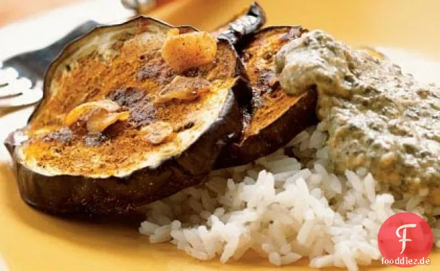 Auberginen mit Spinat-Joghurt-Sauce (Hariyali Kadhi)