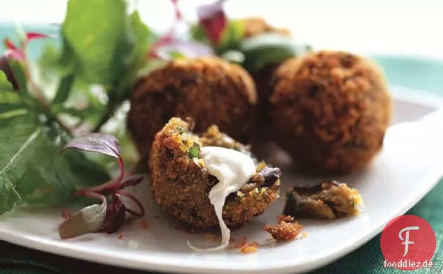 Knusprige Auberginen-Krapfen mit geräuchertem Mozzarella