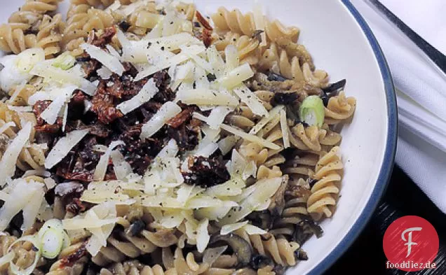 Parmigiano, sonnengetrocknete Tomaten und Auberginen Pasta