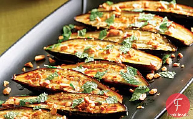 Geröstete Auberginen mit Chilis, Erdnüssen & Minze