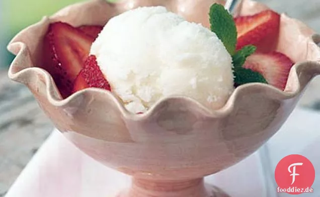 Buttermilch-Sorbet mit Erdbeeren