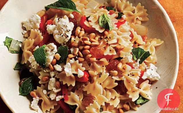 Mini Farfalle mit gerösteten Paprika, Zwiebeln, Feta und Minze
